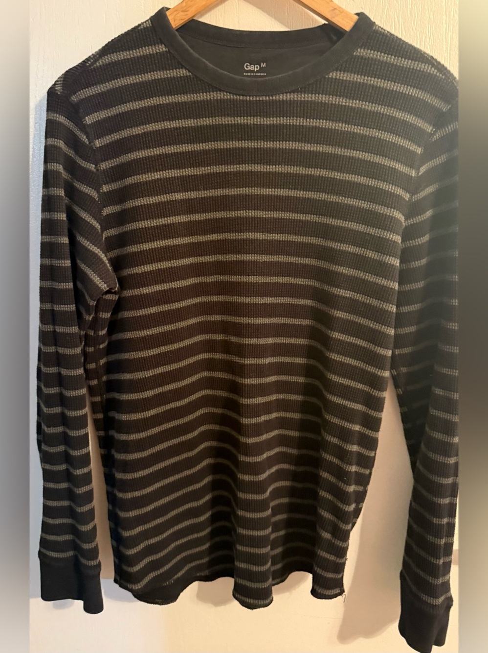GAP Men’s Black and Gray Striped Crewneck Sweater